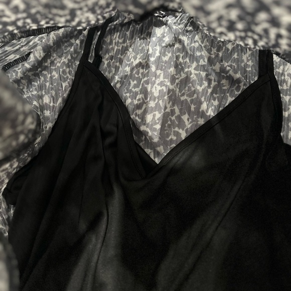 ❤️2/$50❤️[XL] VINCE CAMUTO Ruffle Mesh Peasant Blouse In Black - Picture 6 of 7